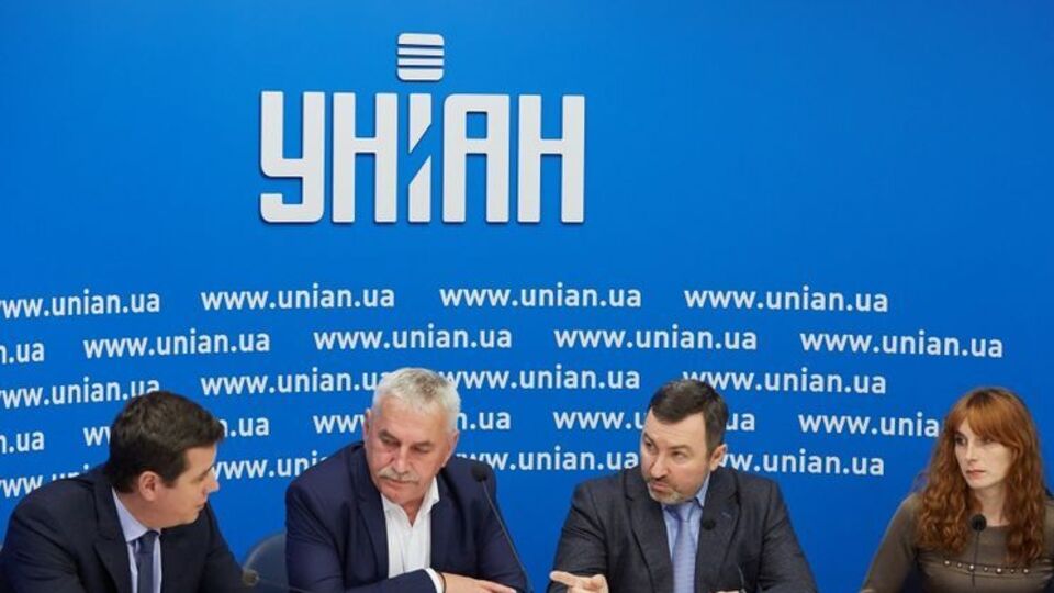 На прес-конференції депутати розповіли, що держава три роки поспіль відсуває на другий план піддтримку молодих сімей