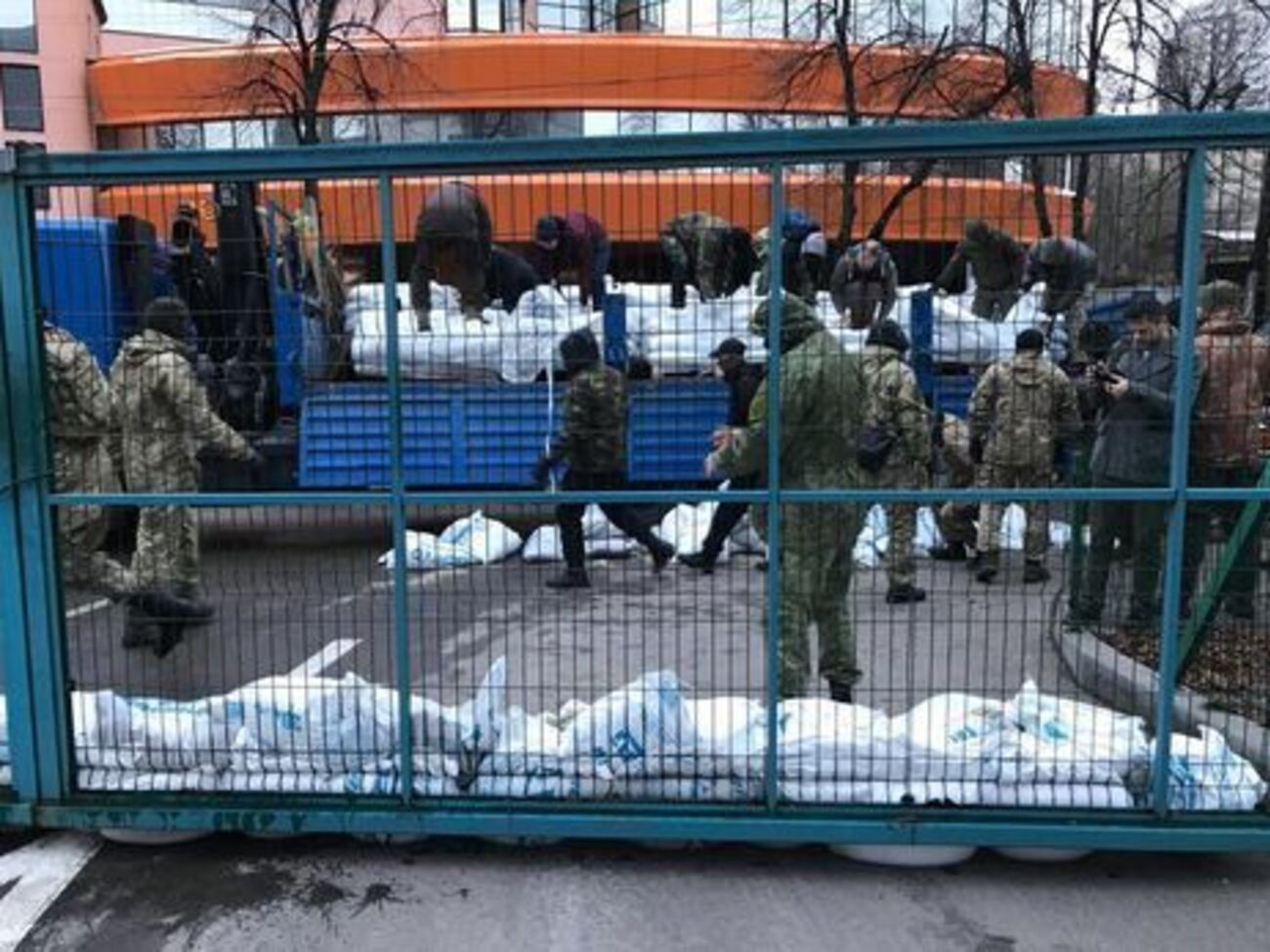 3 грудня активісти у балаклавах і камуфляжній формі почали блокування будівлі бізнес-центру в Києві, де розташована студія телеканала NewsOne