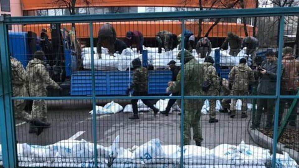 3 грудня активісти у балаклавах і камуфляжній формі почали блокування будівлі бізнес-центру в Києві, де розташована студія телеканала NewsOne
