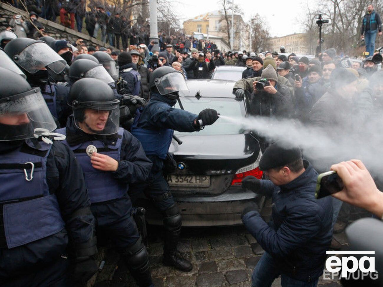 Прибічники Саакашвілі не дозволяють правоохоронцям доставити його до СБУ