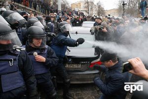 Прибічники Саакашвілі не дозволяють правоохоронцям доставити його до СБУ