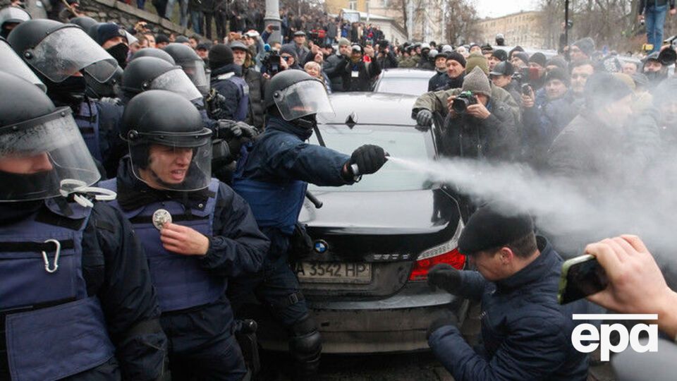 Сторонники Саакашвили не позволяют правоохранителям доставить его в СБУ