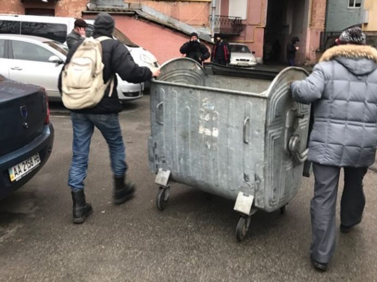 Активісти намагаються блокувати виходи з будівлі