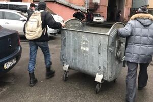 Активисты пытаются блокировать выходы из здания