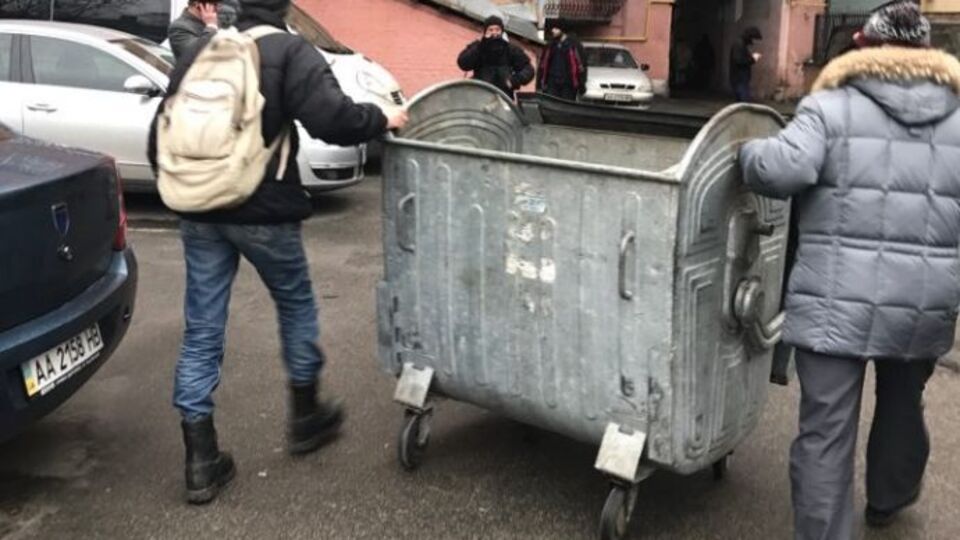 Активісти намагаються блокувати виходи з будівлі