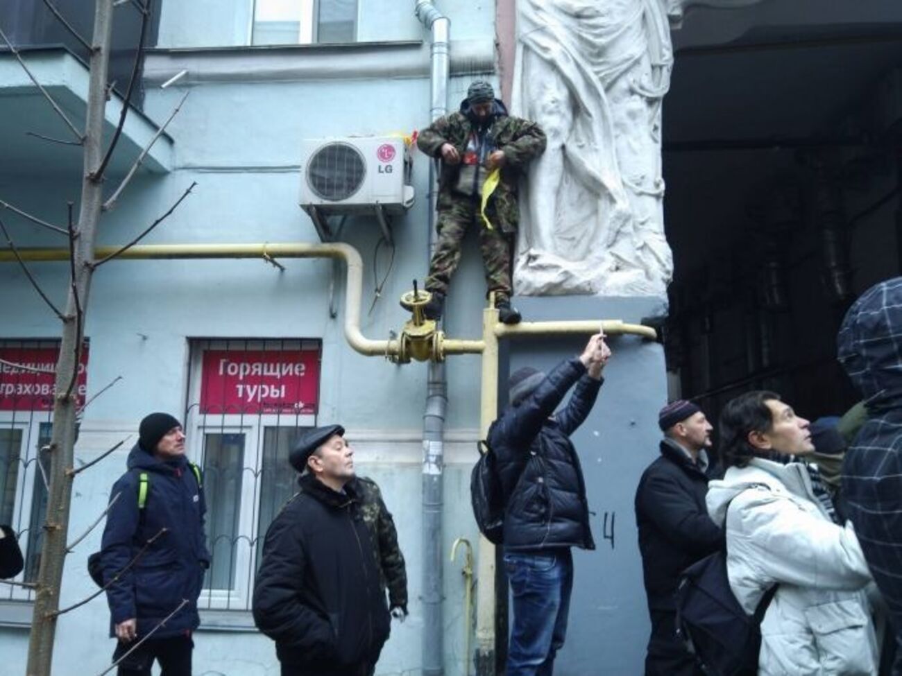 Мужчина угрожал сжечь себя и правоохранителей