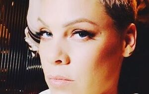 Pink позировала для фото с фанаткой