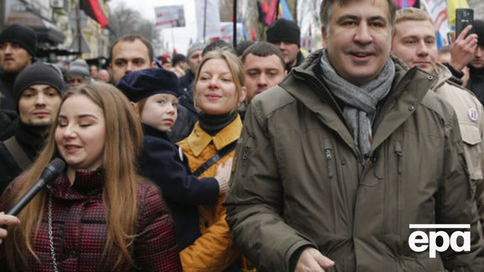 Саакашвили призвал своих сторонников идти к зданию парламента