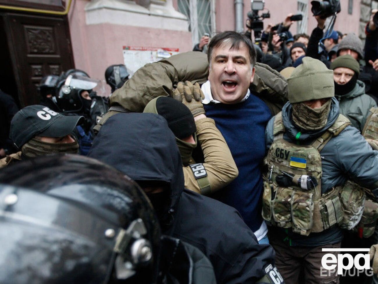 Активісти звільнили Саакашвілі з автомобіля СБУ