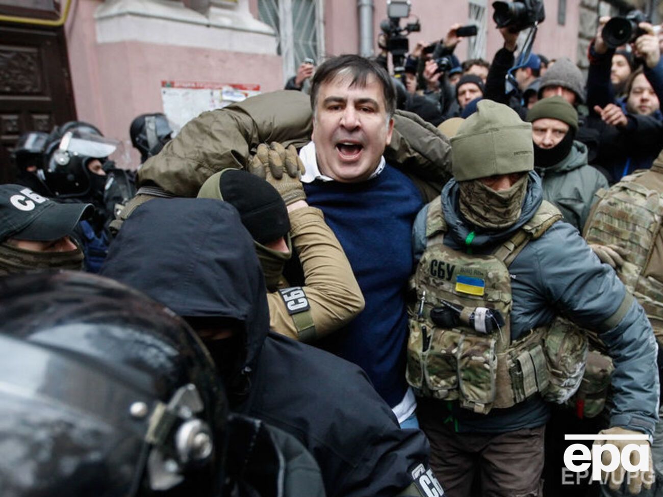 Саакашвілі (у центрі) активістам удалося звільнити