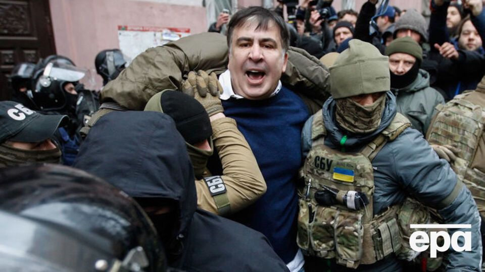 Саакашвили (в центре) активистам удалось освободить