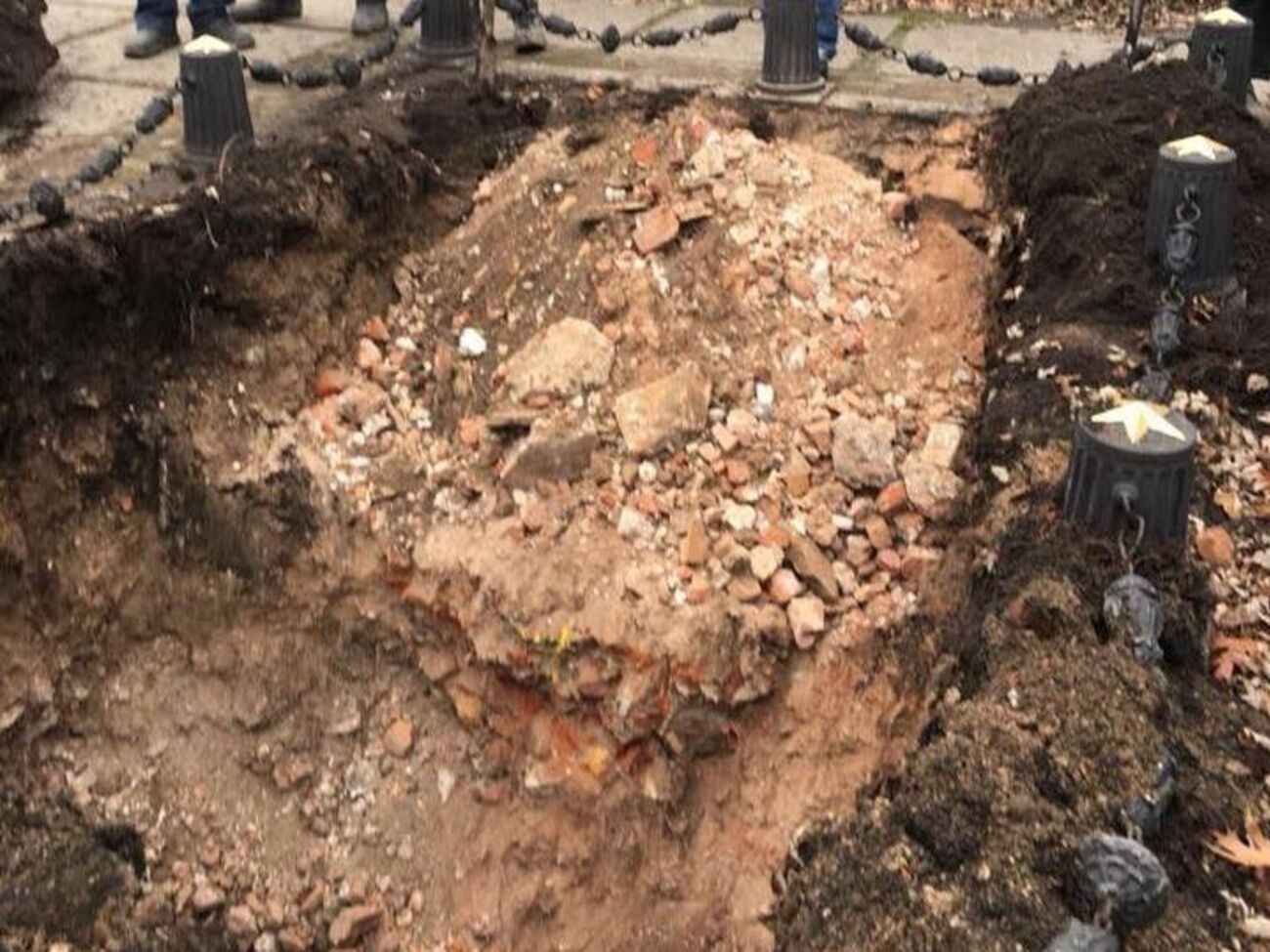 В "могиле" большевика нашли только строительный мусор