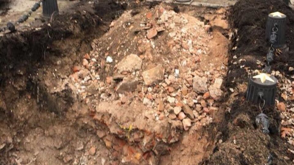 В "могиле" большевика нашли только строительный мусор