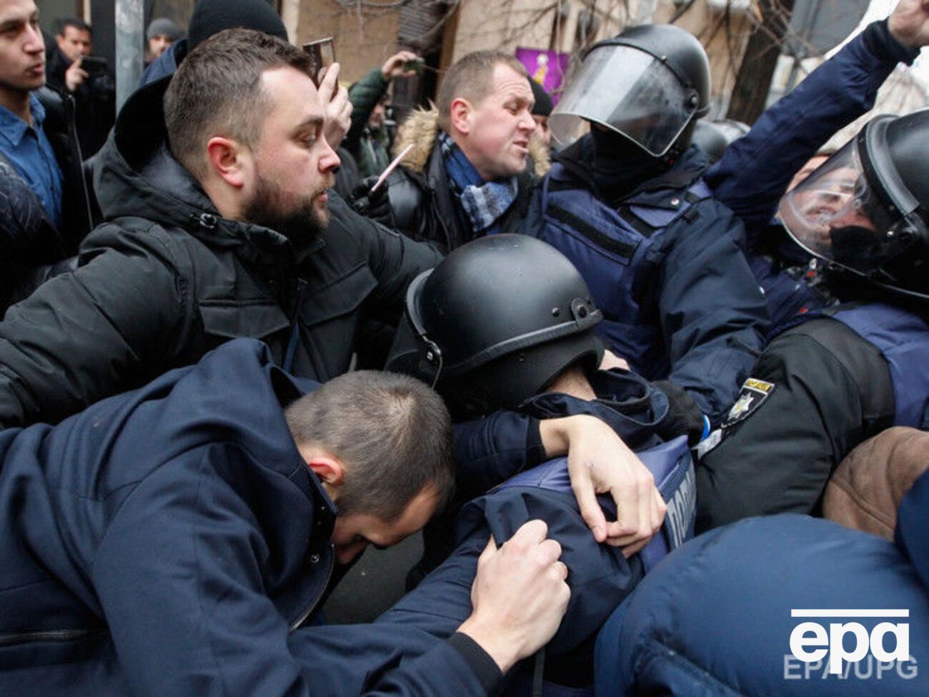 В полиции утверждают, что в ходе операции пострадали два гражданских лица