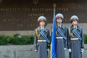 Слідству допомагала особа з МВС