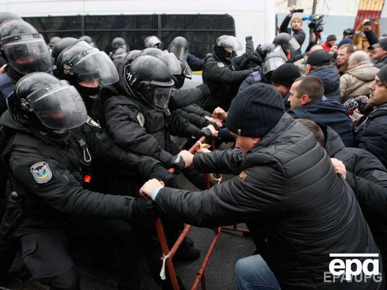 Уранці 6 грудня під Верховною Радою сталися сутички