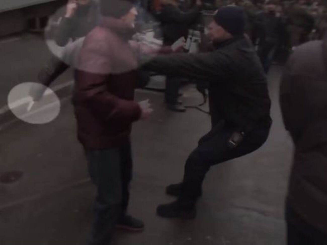 У МВС вважають, що "журналіст" тримав у руці ніж і хотів його застосувати