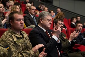 Порошенко посетил премьеру фильма "Киборги"