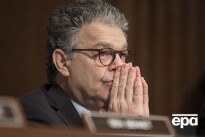 Восемь женщин обвинили Франкена в сексуальных домогательствах