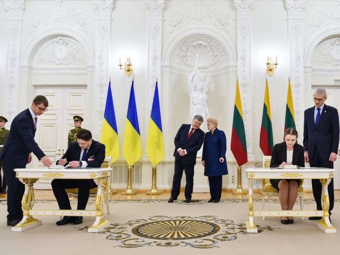 Порошенко и Грибаускайте подтвердили важность двустороннего сотрудничества в сфере обороны и безопасности