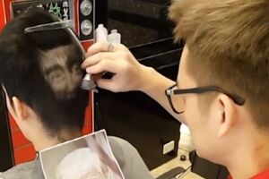 Перукар використовує фото