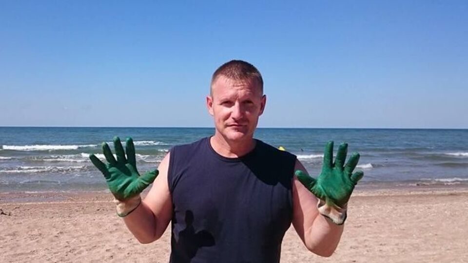 Петрунько обливав фото Стерджеса сечею, а Навального – зеленкою