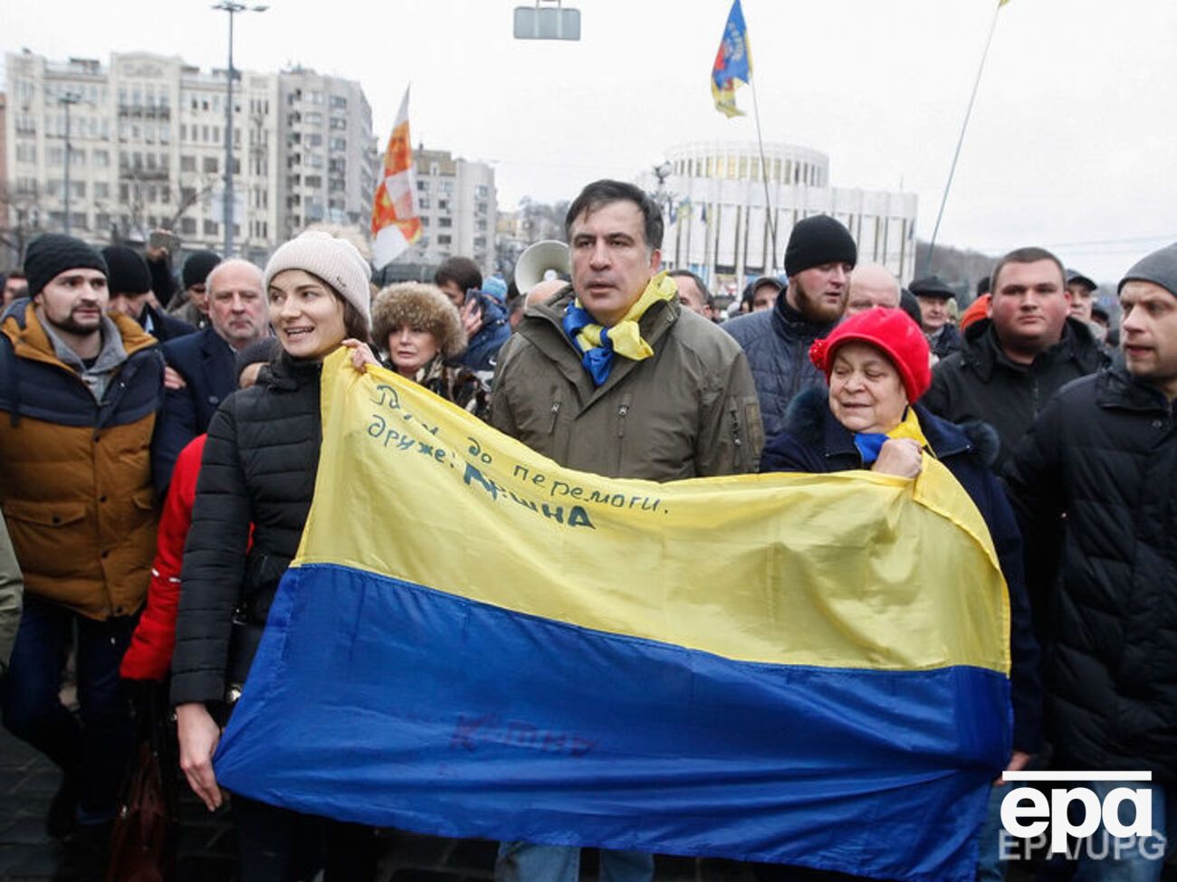 Саакашвили (в центре) привезли в управление СБУ в Аскольдовом переулке