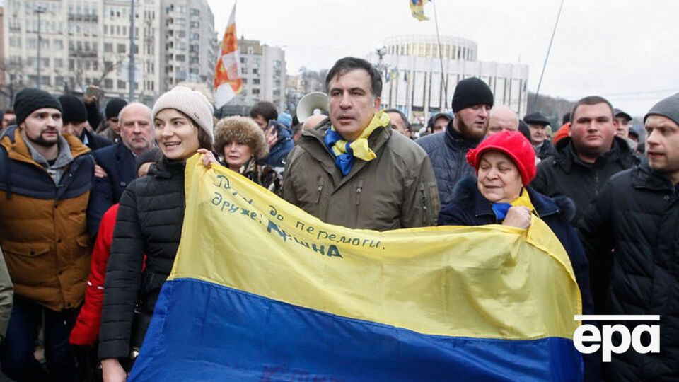 Саакашвілі (у центрі) привезли в управління СБУ в Аскольдовому провулку