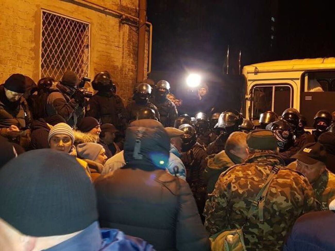 Ізолятор оточили силовики, активісти та журналісти