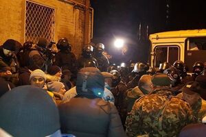 Ізолятор оточили силовики, активісти та журналісти