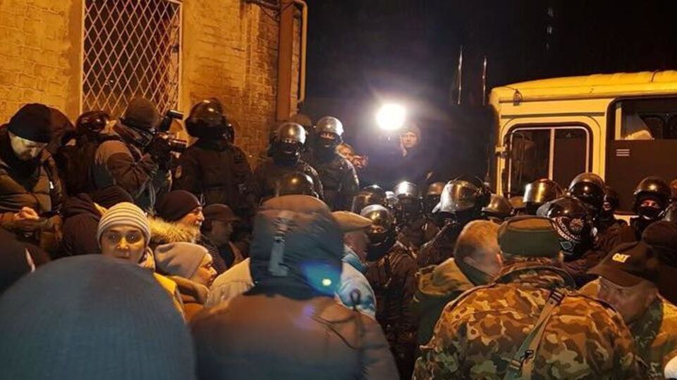 Ізолятор оточили силовики, активісти та журналісти