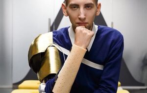 Головаченко демонструє, як працює один із модулів екзоскелету