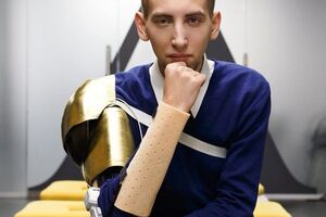 Головаченко демонструє, як працює один із модулів екзоскелету
