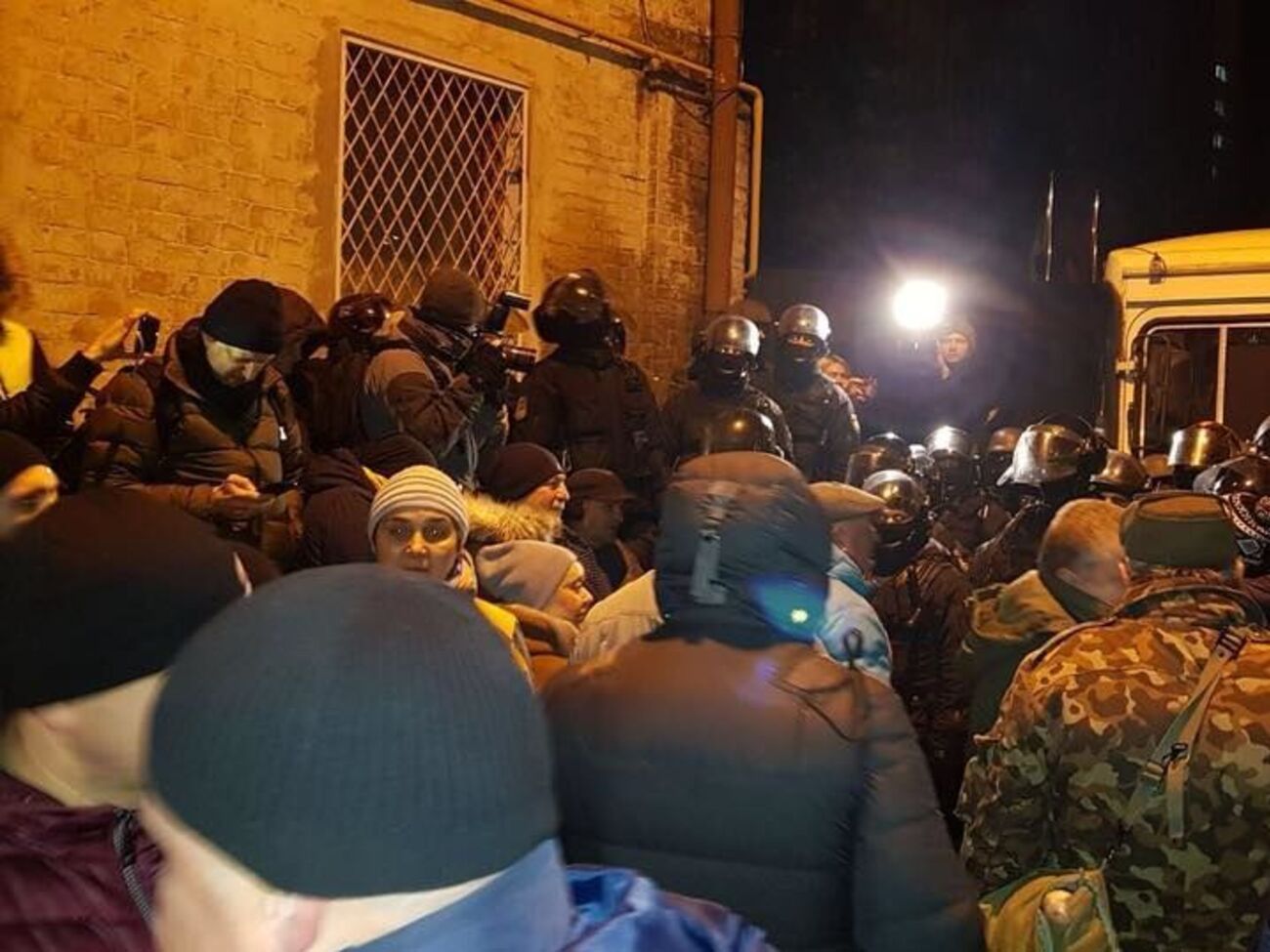 Силовики оцепили кордоном здание СБУ