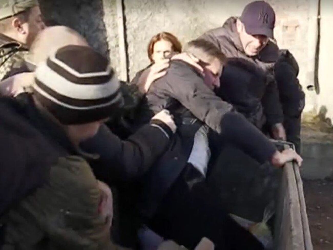 Голові медцентру у Дніпрі влаштували "сміттєву люстрацію"