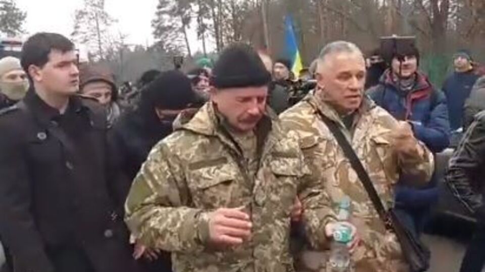 Барна приехал к дому Луценко, чтобы поговорить с активистами