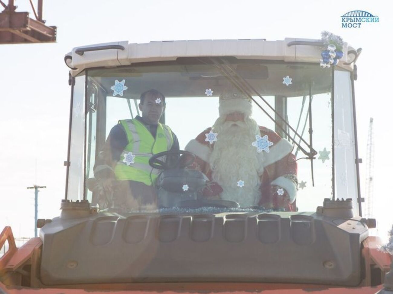 Строители прокатили Деда Мороза на катке