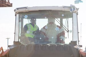 Строители прокатили Деда Мороза на катке