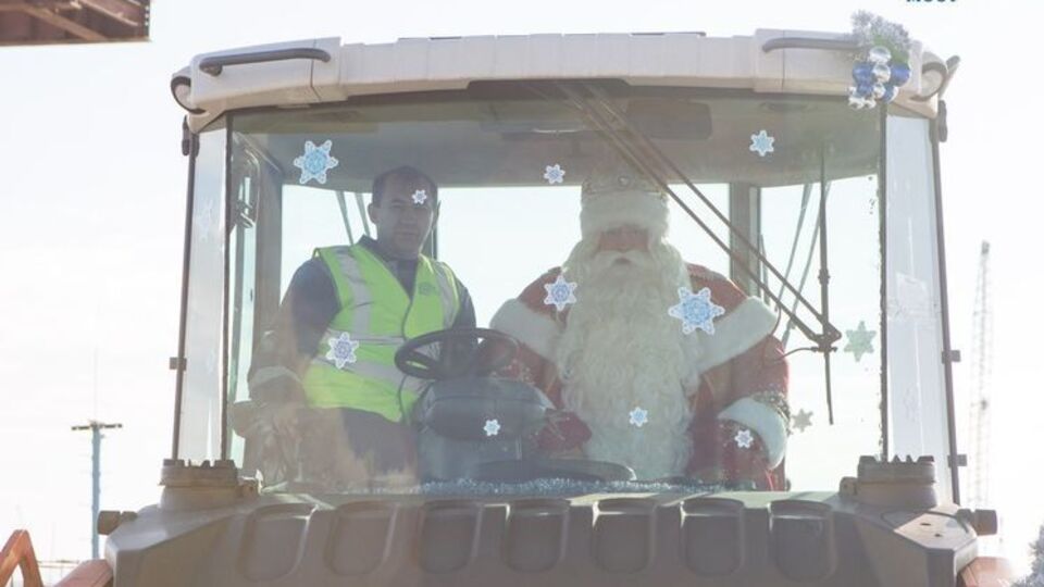 Будівельники прокатали Діда Мороза на котку