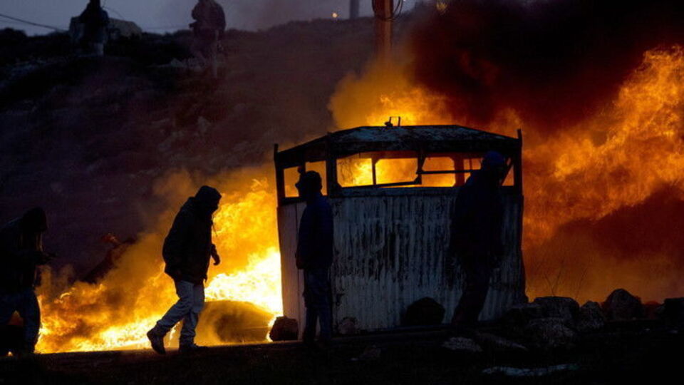 Активисты протестуют против эвакуации из незаконного еврейского поселения. Фоторепортаж