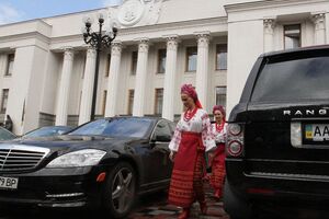 Украинские госслужащие указывают стоимость своих люксовых автомобилей в 149 тыс. грн
