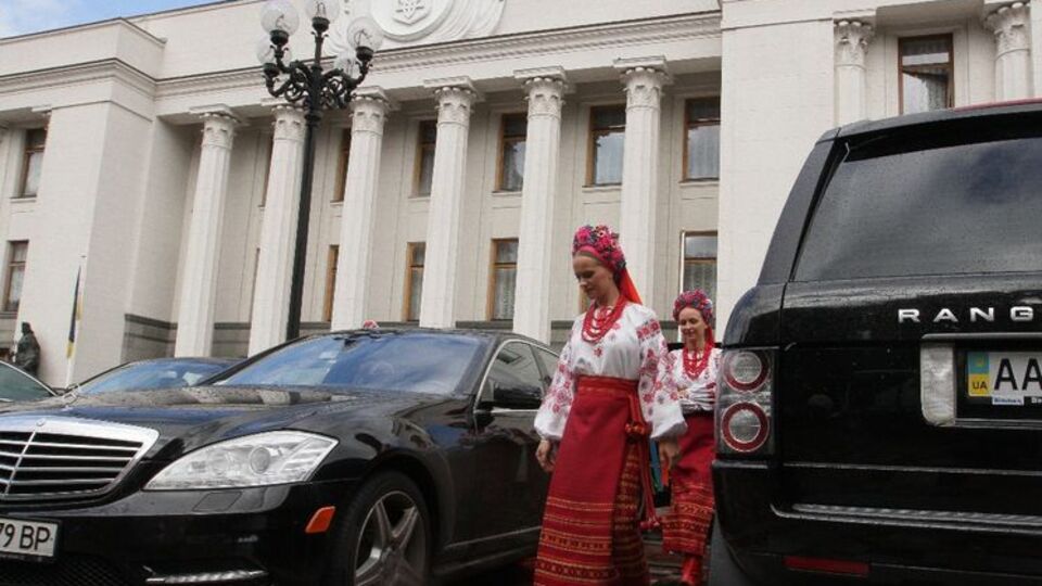 Українські держслужбовці оцінюють вартість своїх люксових автомобілів у 149 тис. грн