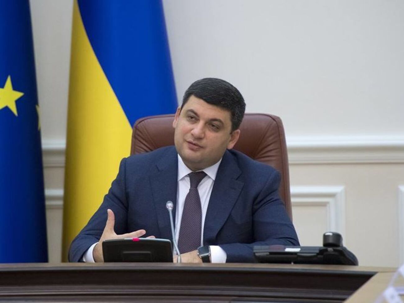 Гройсман: Тримаємо кулаки, щоб був збережений режим тиші та спокій прийшов до людей у хату