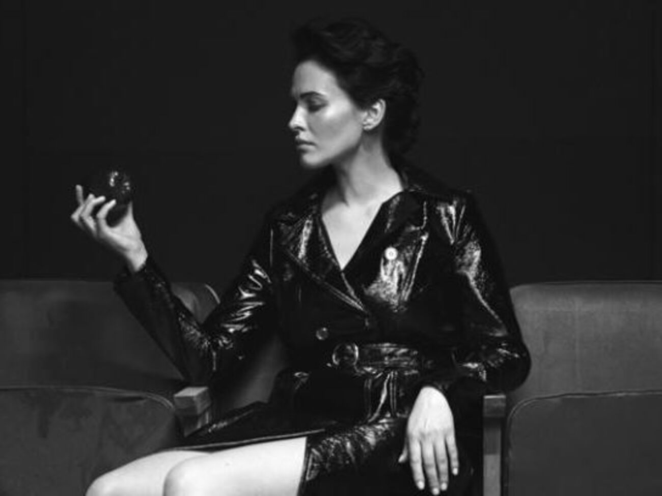 Астафьева предстала в кадре в лакированном плаще