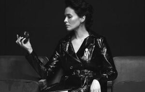 Астафьева предстала в кадре в лакированном плаще