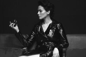 Астаф'єва з'явилася в кадрі в лакованому плащі