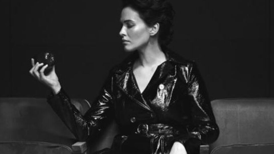 Астафьева предстала в кадре в лакированном плаще