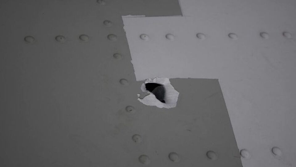 Російські військові стверджують, що не стріляли по українському Ан-26 (на фото кульовий отвір в українському літаку)