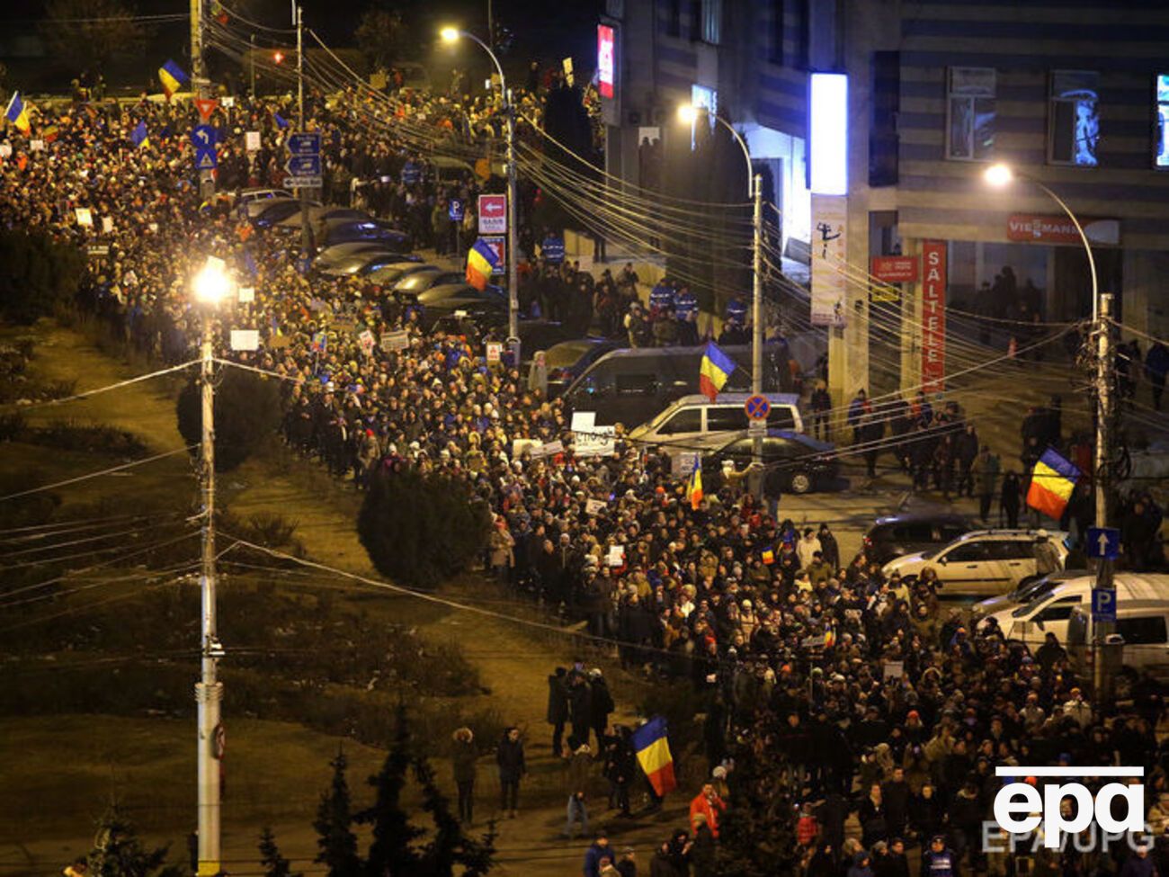 Массовый митинг продолжается в центре Бухареста