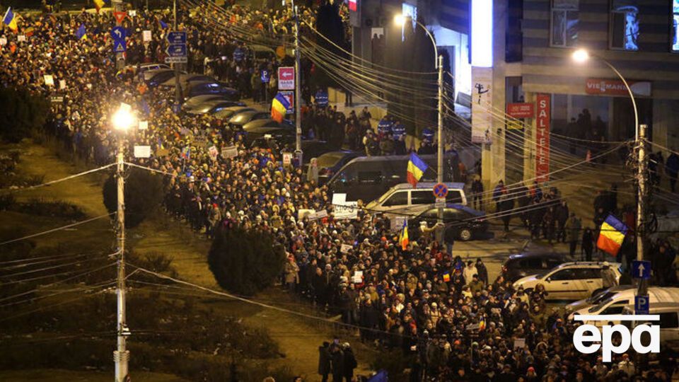 Массовый митинг продолжается в центре Бухареста